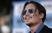 Johnny Depp le hizo el aguinaldo a Mo un mesero de Chicago